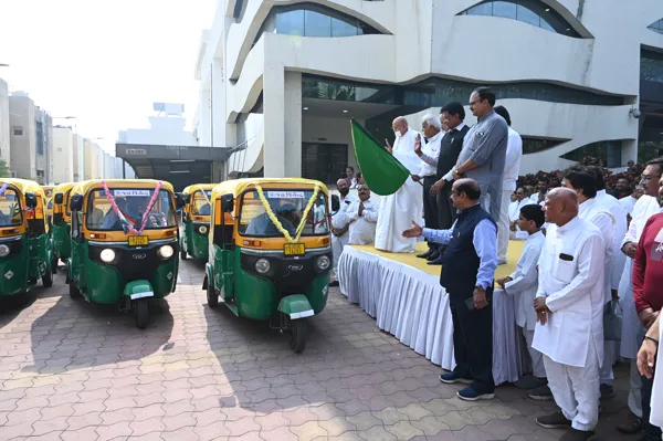Auto rickshaw distribution ceremony in Rajkot